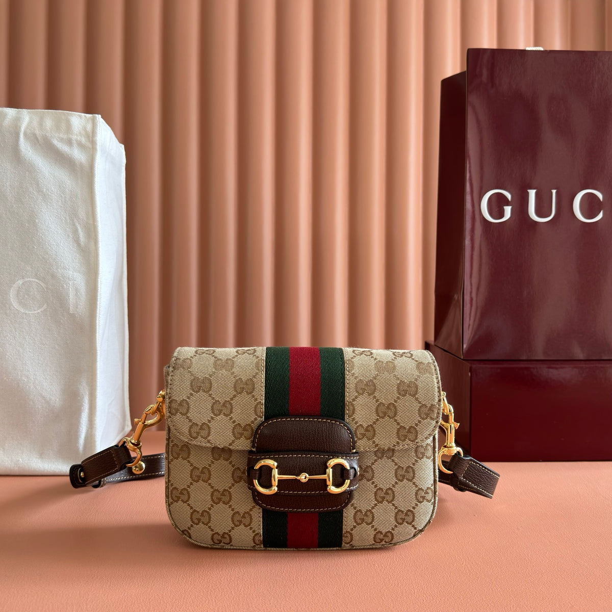 Comes with a full set of original packaging, the Gucci Horsebit 1955 series handbag from the 2026 Spring/Summer collection is newly launched. It interprets with a soft and smooth silhouette. The bag body is crafted from lightweight and crisp GG canvas