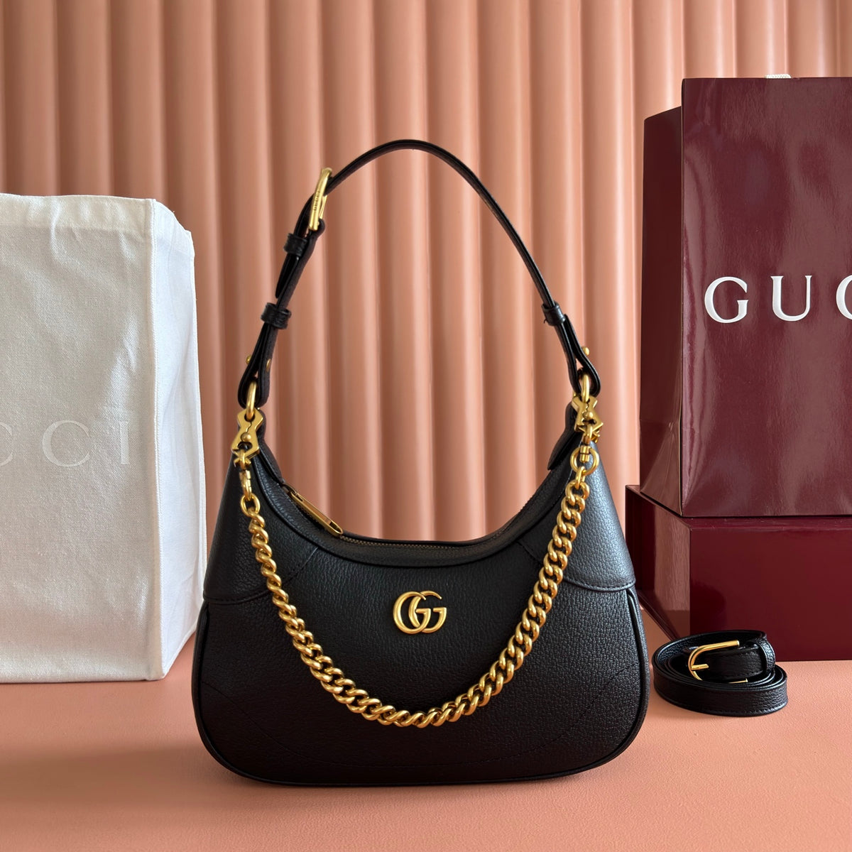 The Gucci Cosmogonie collection, featuring original leather and complete packaging, made its debut at the historic Monte Castle in Italy. Aesthetic elements from different eras and geographical locations complemented each other on the runway, connecting