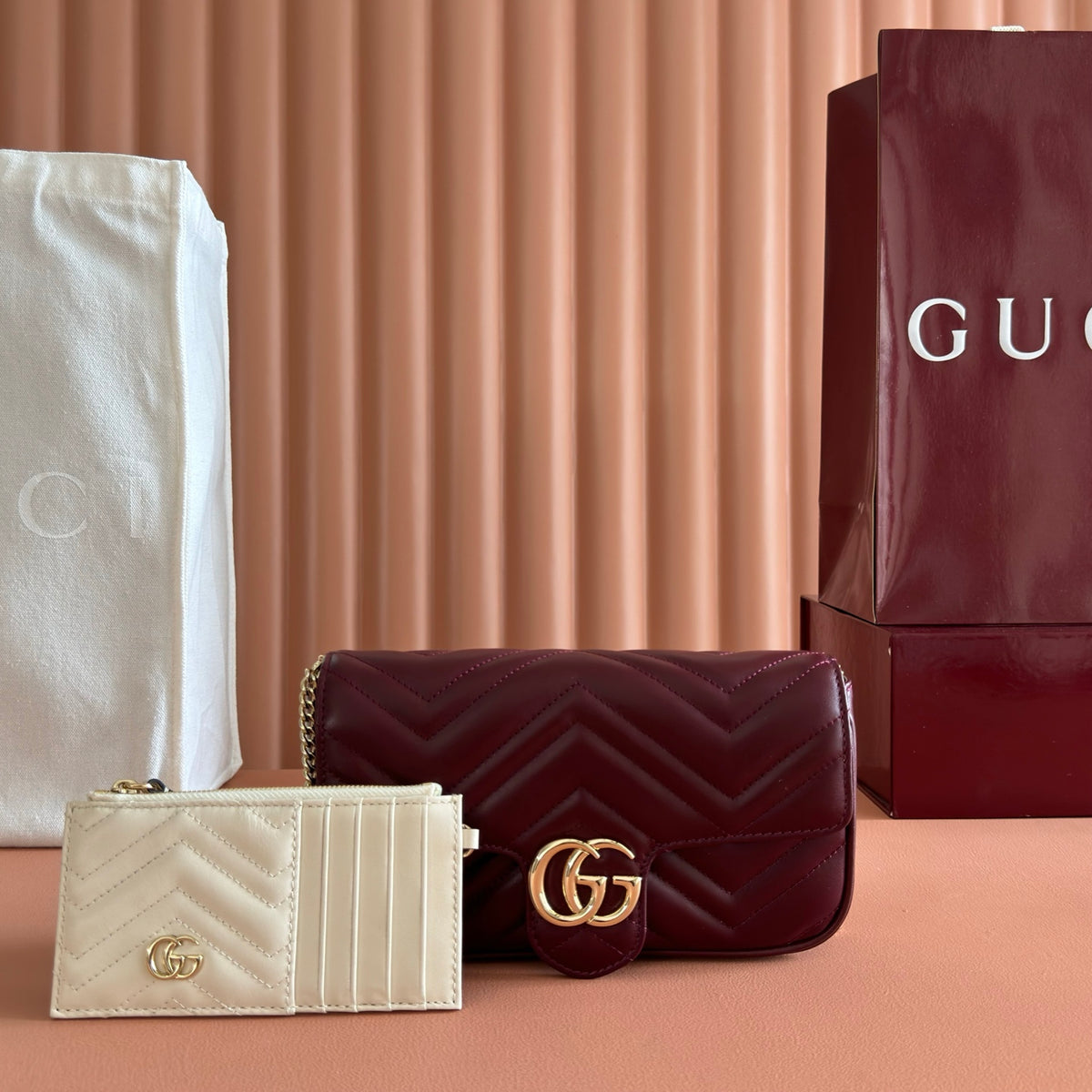 Original leather with full packaging Marmont series decorative card bag mini chain wallet accessory design injects traditional essence into the brand's modern style, bringing timeless items to the wardrobe. This mini chain card bag is equipped with a