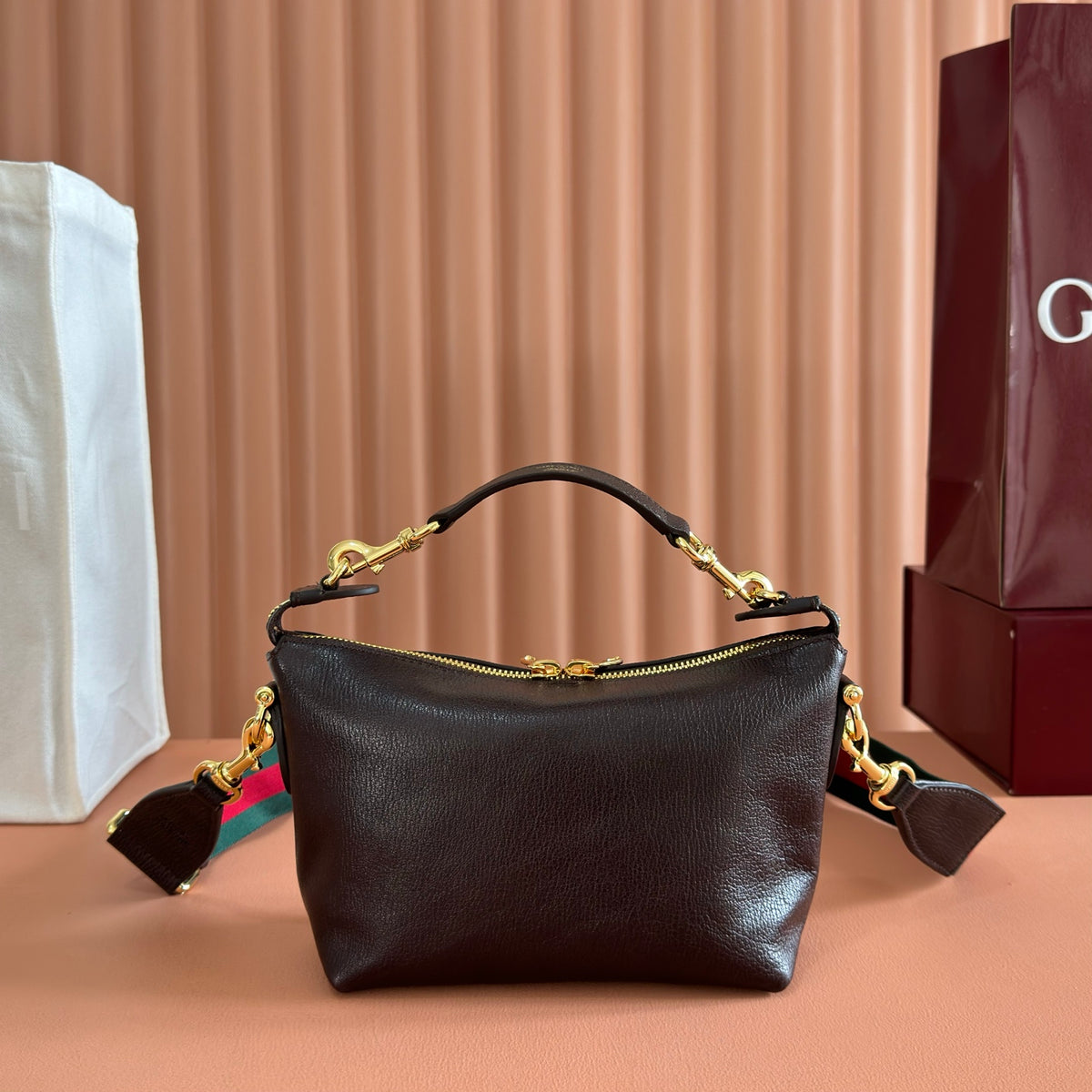 Equipped with a complete set of packaging, the 2026 Spring/Summer collection is newly launched. The Brera series is named after Milan's historic art district, blending casual elegance and versatile practicality. This handbag is made of soft leather and
