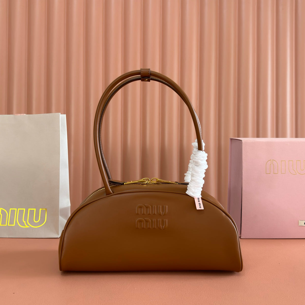 Premium hardware original leather Beau cowhide leather handbag, large size. Inspired by the classic bowling bag design, the Beau handbag is reinterpreted in this soft leather version, featuring a structured volume and sleek lines, embodying exquisite