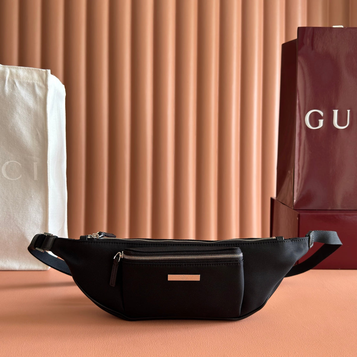 Original leather configuration with complete packaging. This item comes from the Gucci imavera series and Gucci Tag series. The design is synchronized with the city rhythm, color scheme, and compact shape, making this mini handbag a fashionable item for