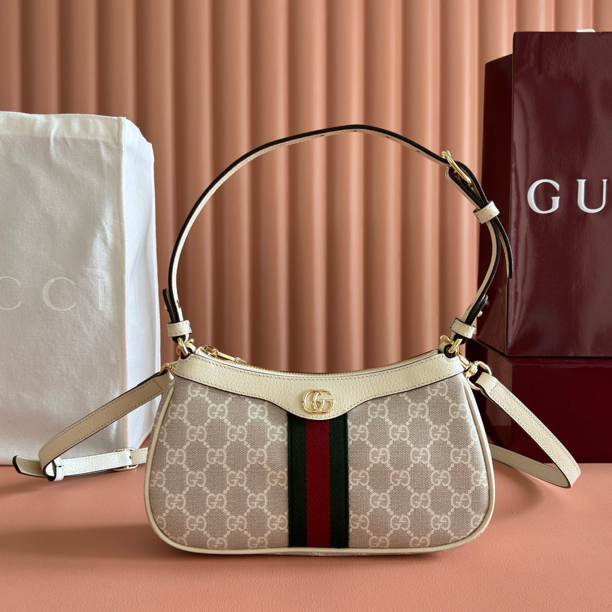 Equipped with a complete set of original packaging, the new Ophidia series presents a striking new silhouette and function. With the iconic beige and brown color scheme, it ingeniously interprets the innovative bag items with soft texture