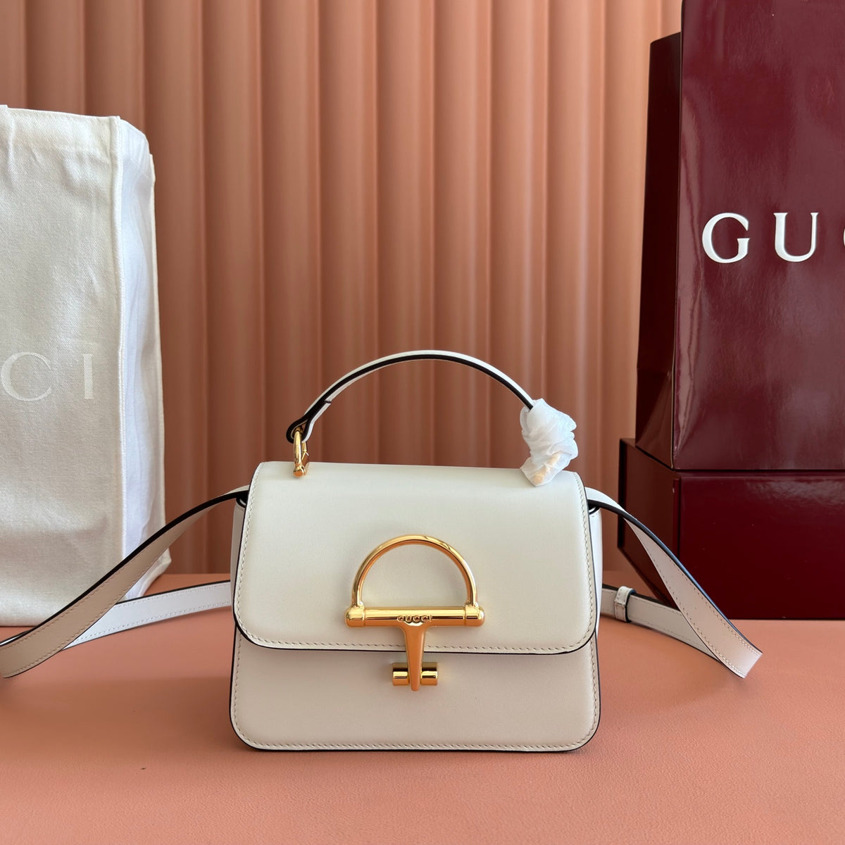 Complete packaging configuration: Gucci Siena series revitalizes the brand's classic horseclip elements to create a charming handbag item. This handbag is made of fine smooth leather and crafted with ingenuity to create a crisp shape that integrates the
