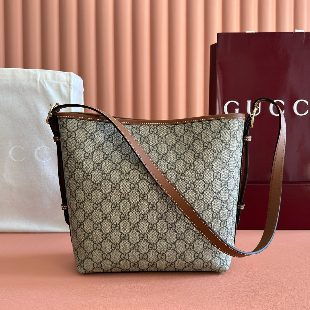 Comes with a full set of original packaging, the GG Emblem series redefines the brand's timeless elegance and exquisite craftsmanship. This shoulder bag features a signature GG monogram pattern on coated fabric, paired with a woven strap and cotton lining