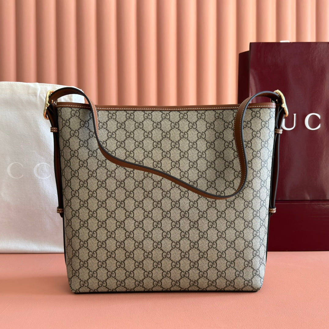 Equipped with a complete set of original packaging, the GG Emblem series reinterprets the brand's timeless elegance and exquisite craftsmanship. This water bucket bag features a woven cotton lining and an internal compartment for outstanding practicality
