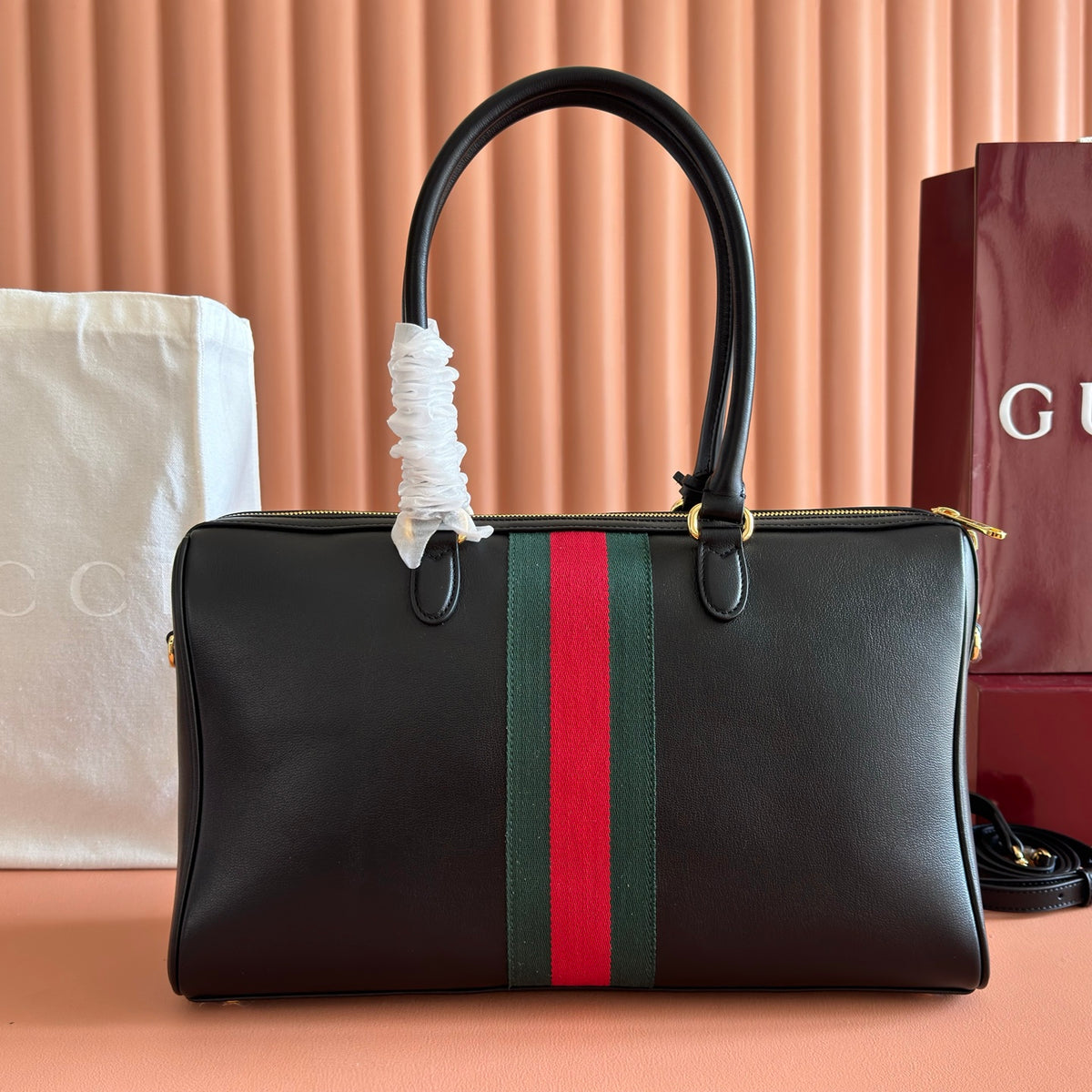Original leather configuration with complete packaging for the 2026 spring/summer collection. The Gucci Borsetto collection is newly launched, cleverly combining the Italian word "borsa handbag" and the word "morsetto clasp". This handbag is made of
