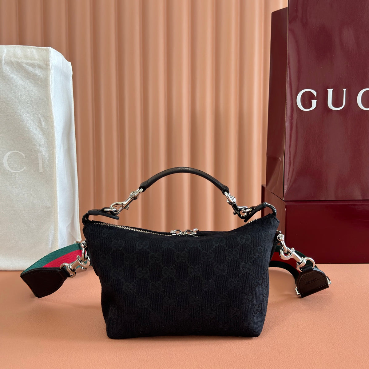 Equipped with a complete set of packaging, the 2026 Spring/Summer collection is newly launched. The Brera series is named after Milan's historic art district, blending casual elegance and versatile practicality. This handbag is made of soft leather and