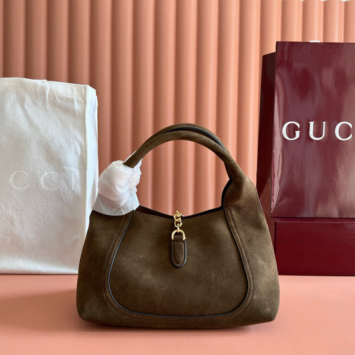 Equipped with a complete set of packaging, this Gucci Softbit series shoulder is ingeniously integrated with a large semi horseneck buckle design, a brand classic equestrian style accessory