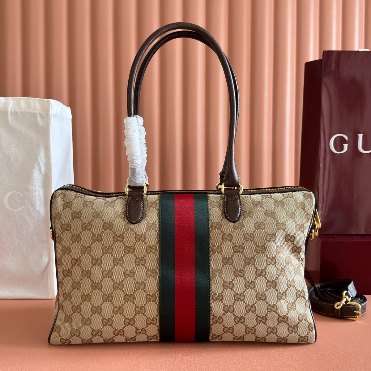 Original leather configuration with complete packaging for the 2026 spring/summer collection. The Gucci Borsetto collection is newly launched, cleverly combining the Italian word "borsa handbag" and the word "morsetto clasp". This handbag is made of