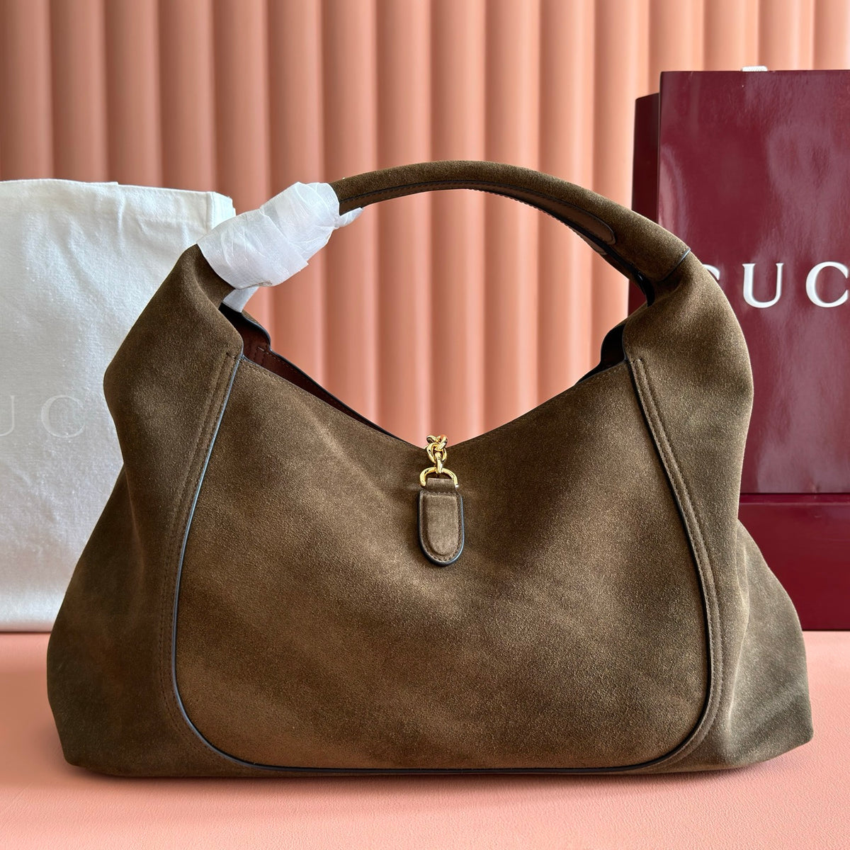 This Gucci Softbit series shoulder bag seamlessly integrates the brand's classic equestrian style with a large half-horse buckle design. This large shoulder bag comes with a detachable clutch bag
