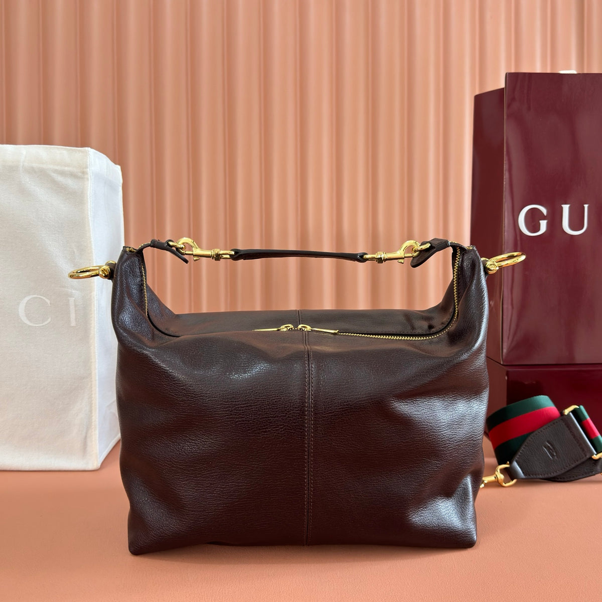 Equipped with a complete set of packaging, the 2026 Spring/Summer collection is newly launched. The Brera collection is named after Milan's historic art district, blending casual elegance and versatile practicality. This handbag is made of lightweight
