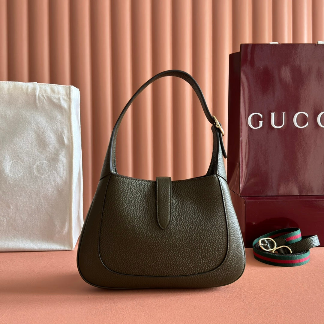 The packaging of this new Jackie series shoulder bag from Gujia is meticulously crafted with high-quality leather, showcasing the exquisite craftsmanship of the brand's classic shoulder bag. The crescent shaped and fashionable design features a light