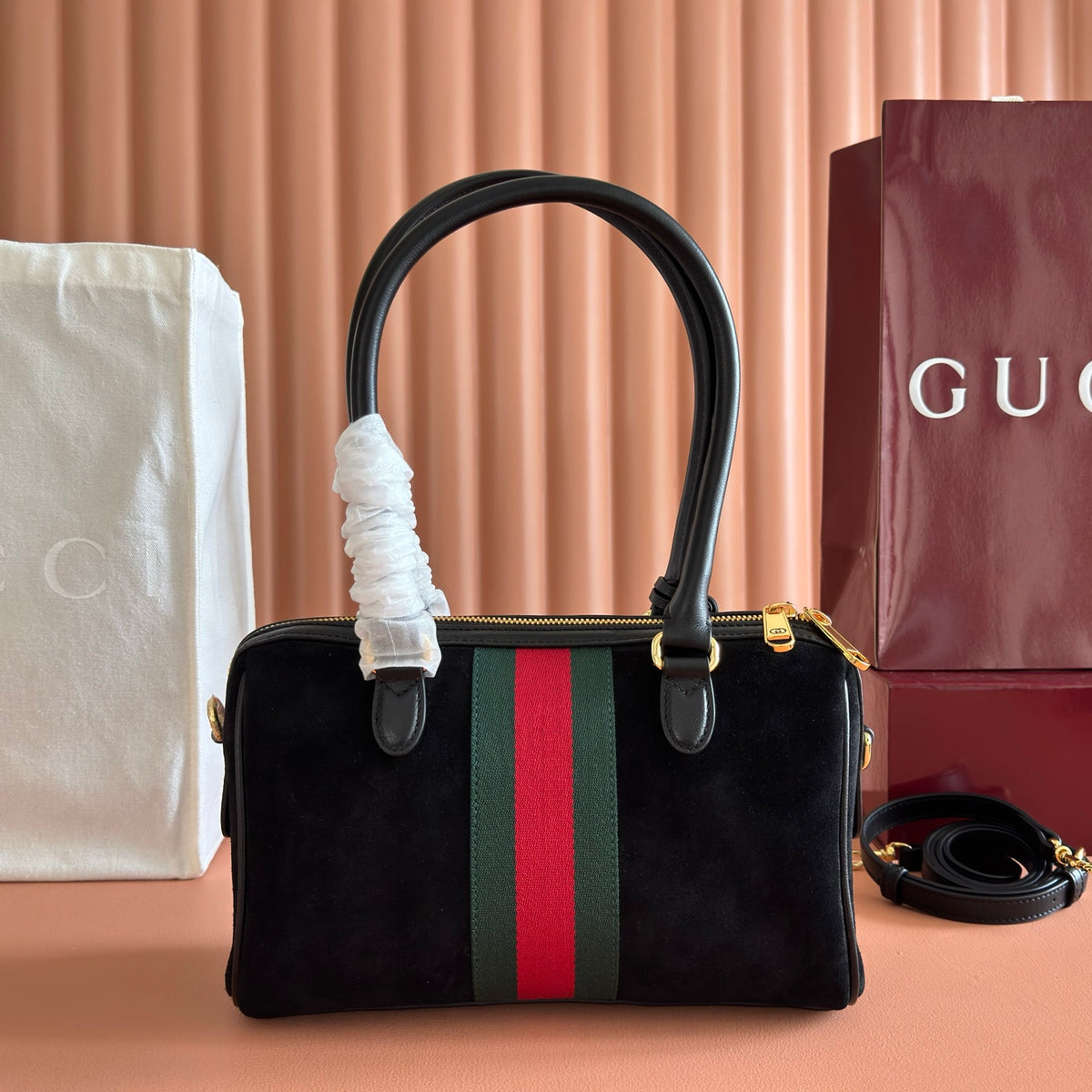 Comes with original factory packaging and a full set of accessories. This small handbag reinterprets the classic silhouette, featuring the brand's signature woven strap and canvas details, as well as soft materials. The dark brown leather edging paired