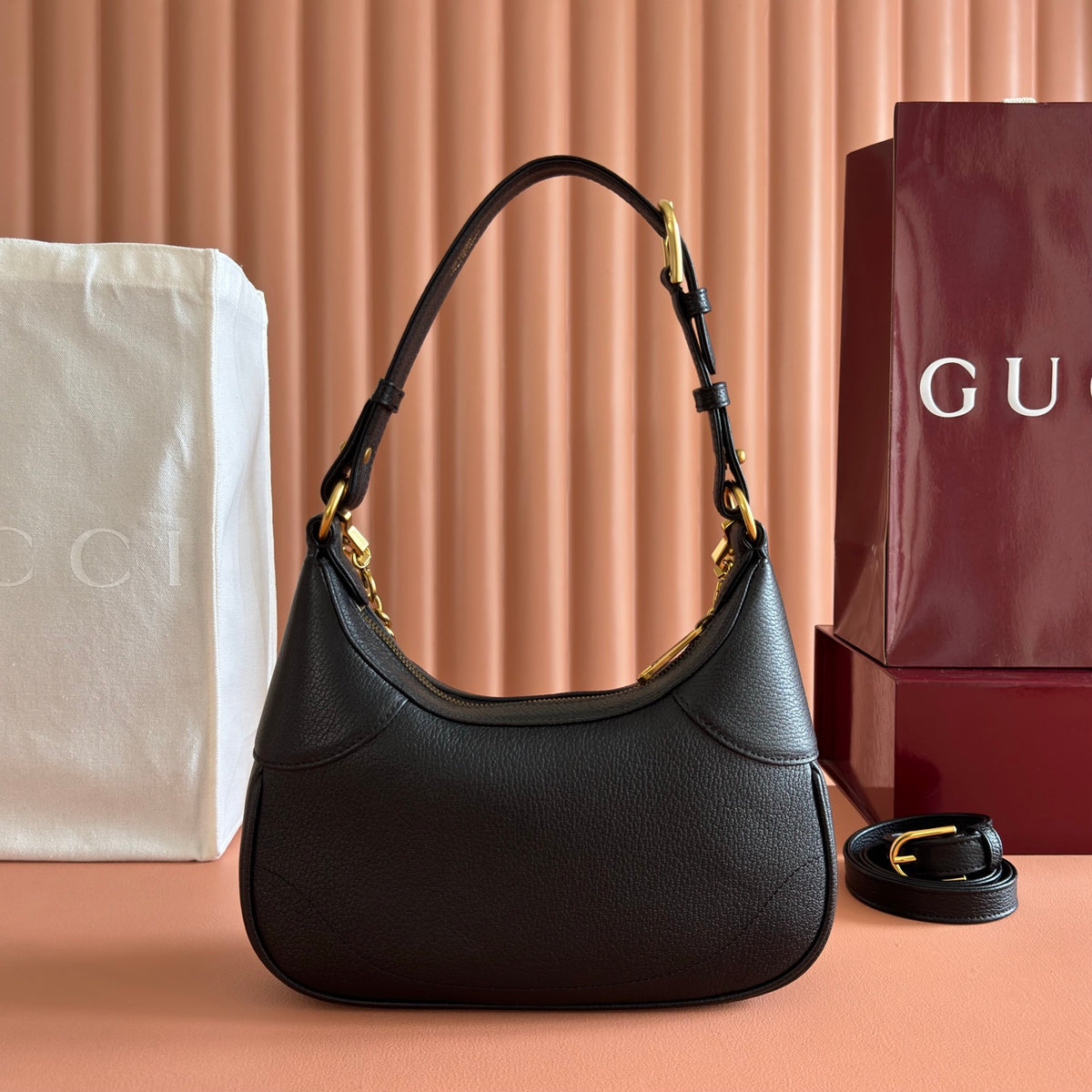 The Gucci Cosmogonie collection, featuring original leather and complete packaging, made its debut at the historic Monte Castle in Italy. Aesthetic elements from different eras and geographical locations complemented each other on the runway, connecting