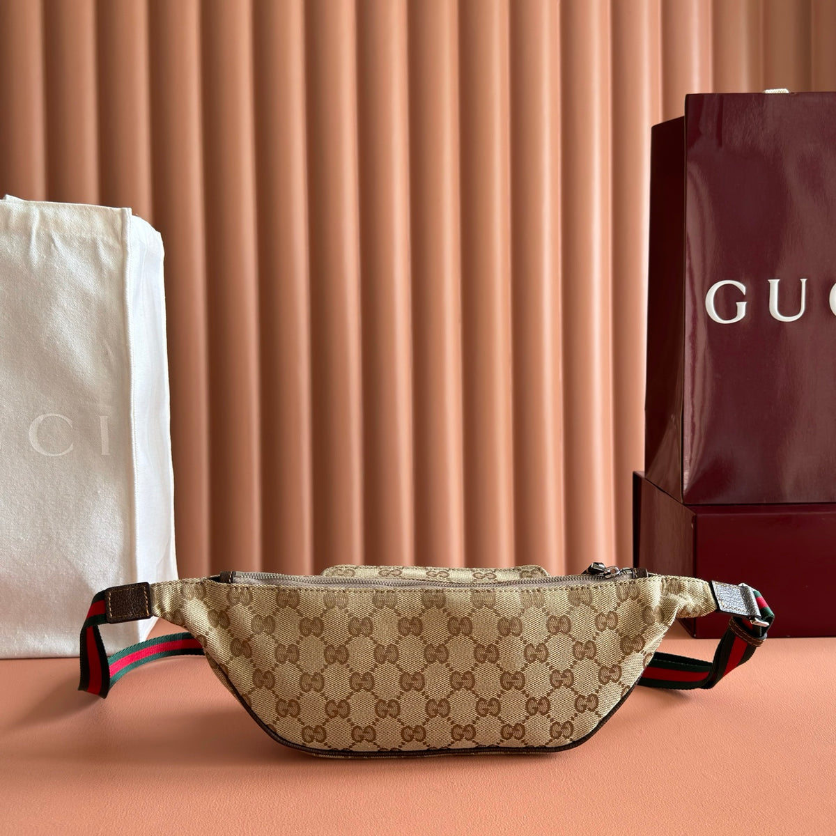 Original leather configuration with complete packaging. This item comes from the Gucci imavera series and Gucci Tag series. The design is synchronized with the city rhythm, color scheme, and compact shape, making this mini handbag a fashionable item for