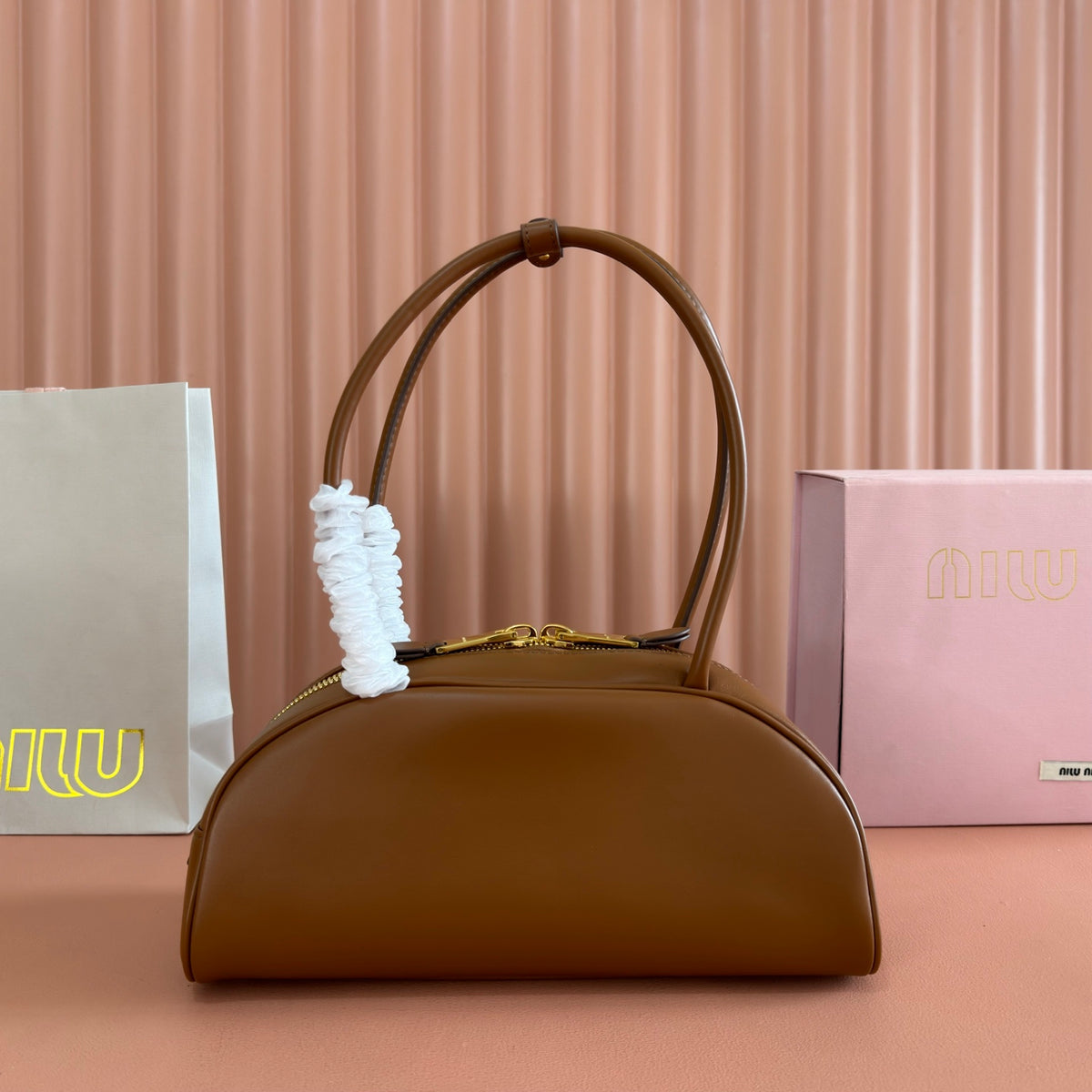 Premium hardware original leather Beau cowhide leather handbag, large size. Inspired by the classic bowling bag design, the Beau handbag is reinterpreted in this soft leather version, featuring a structured volume and sleek lines, embodying exquisite