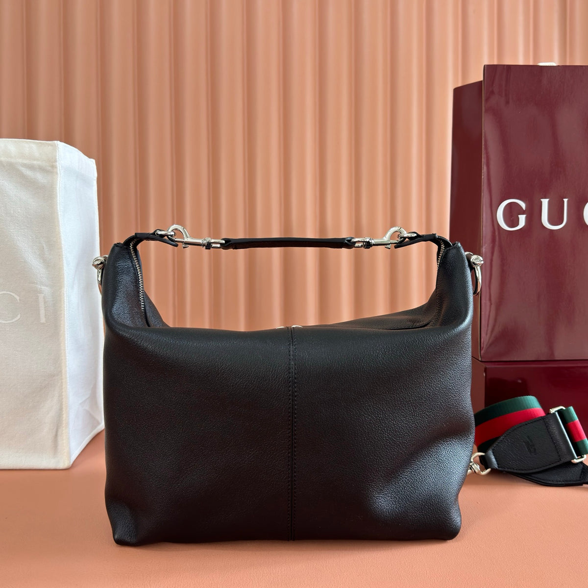 Equipped with a complete set of packaging, the 2026 Spring/Summer collection is newly launched. The Brera collection is named after Milan's historic art district, blending casual elegance and versatile practicality. This handbag is made of lightweight