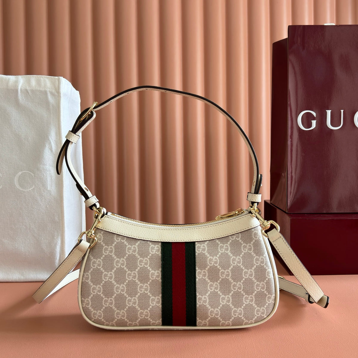 Equipped with a complete set of original packaging, the new Ophidia series presents a striking new silhouette and function. With the iconic beige and brown color scheme, it ingeniously interprets the innovative bag items with soft texture