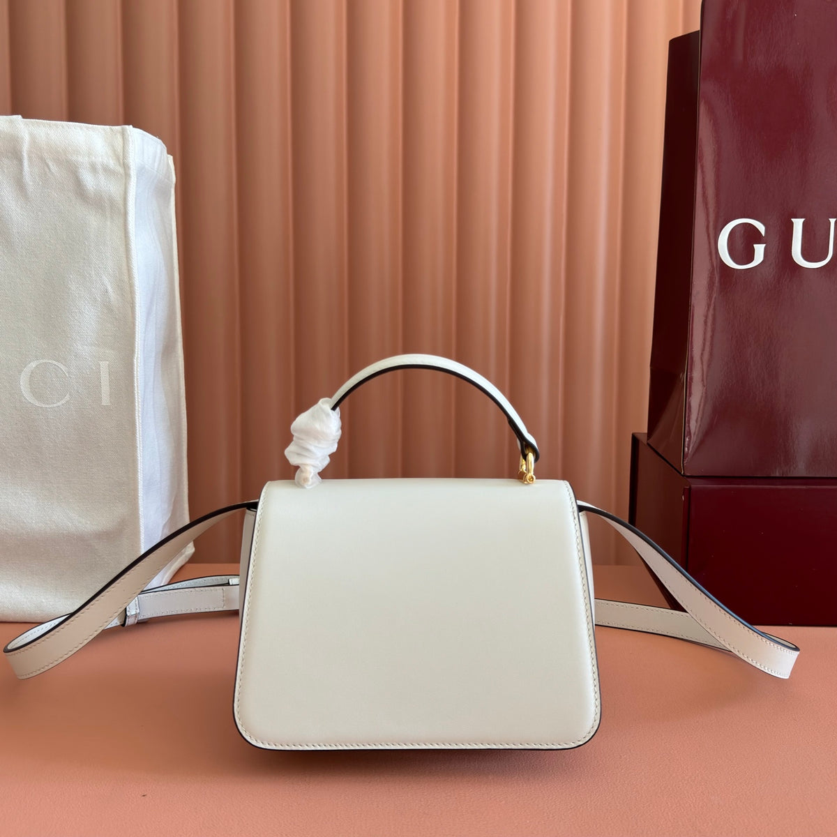 Complete packaging configuration: Gucci Siena series revitalizes the brand's classic horseclip elements to create a charming handbag item. This handbag is made of fine smooth leather and crafted with ingenuity to create a crisp shape that integrates the