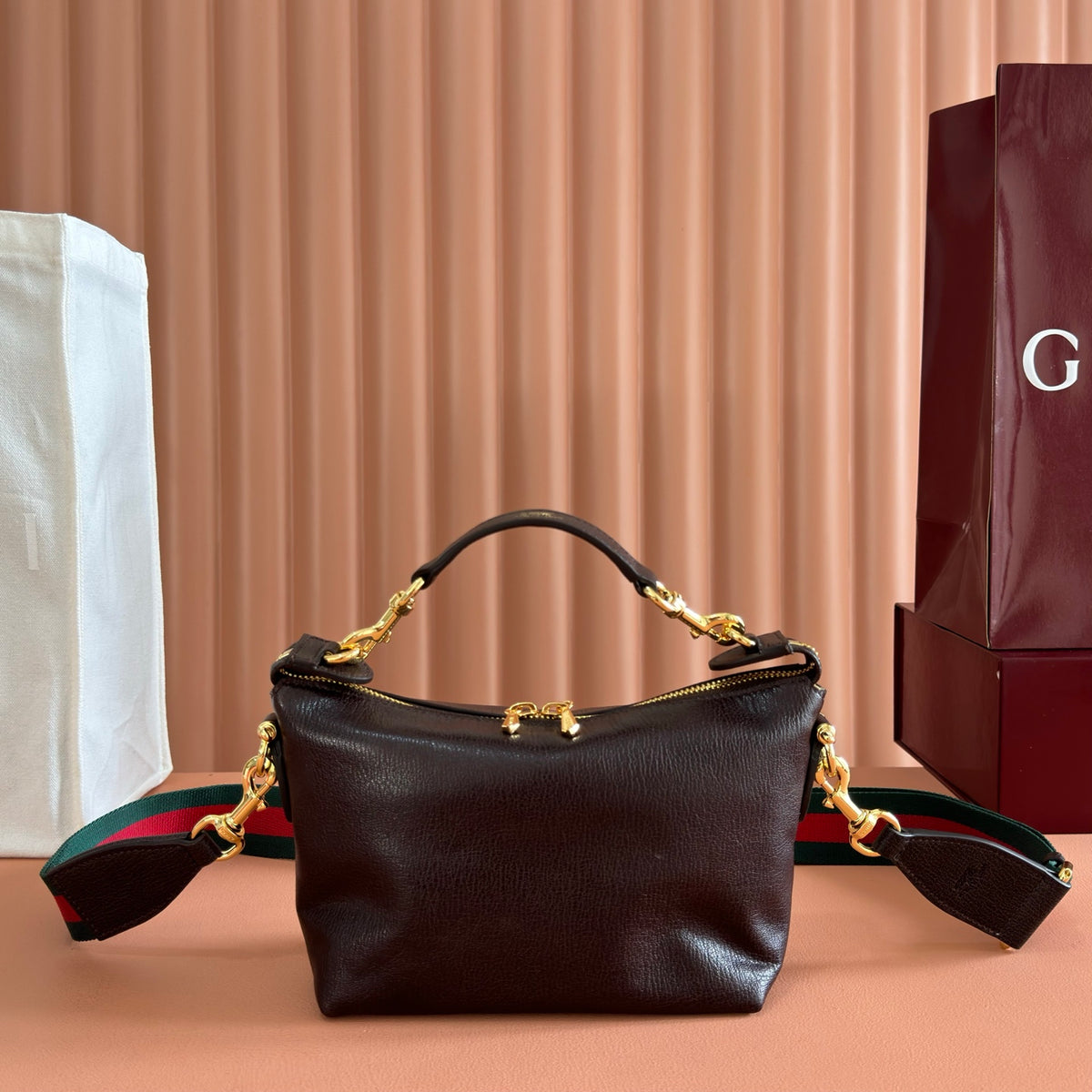 Equipped with a complete set of packaging, the 2026 Spring/Summer collection is newly launched. The Brera series is named after Milan's historic art district, blending casual elegance and versatile practicality. This handbag is made of soft leather and