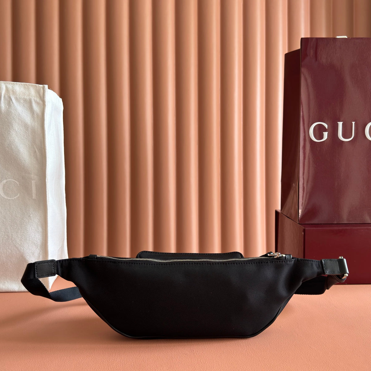 Original leather configuration with complete packaging. This item comes from the Gucci imavera series and Gucci Tag series. The design is synchronized with the city rhythm, color scheme, and compact shape, making this mini handbag a fashionable item for