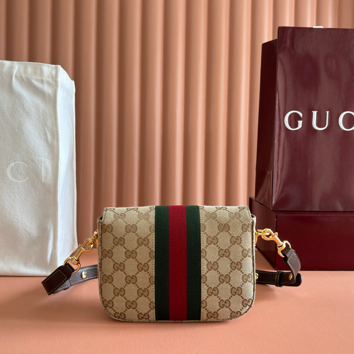 Comes with a full set of original packaging, the Gucci Horsebit 1955 series handbag from the 2026 Spring/Summer collection is newly launched. It interprets with a soft and smooth silhouette. The bag body is crafted from lightweight and crisp GG canvas