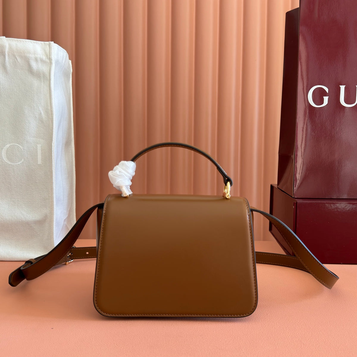 Complete packaging configuration: Gucci Siena series revitalizes the brand's classic horseclip elements to create a charming handbag item. This handbag is made of fine smooth leather and crafted with ingenuity to create a crisp shape that integrates the