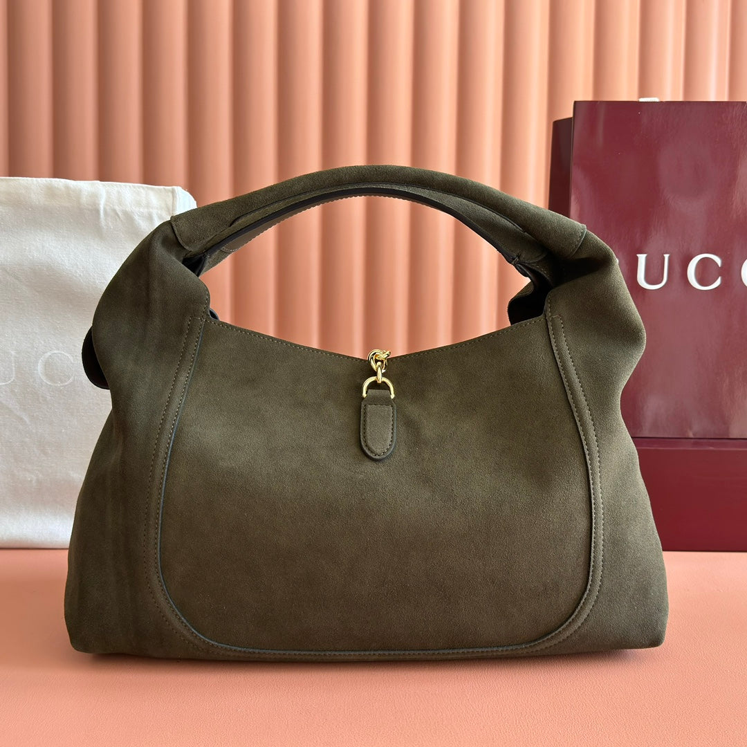 This Gucci Softbit series shoulder bag seamlessly integrates the brand's classic equestrian style with a large half-horse buckle design. This large shoulder bag comes with a detachable clutch bag