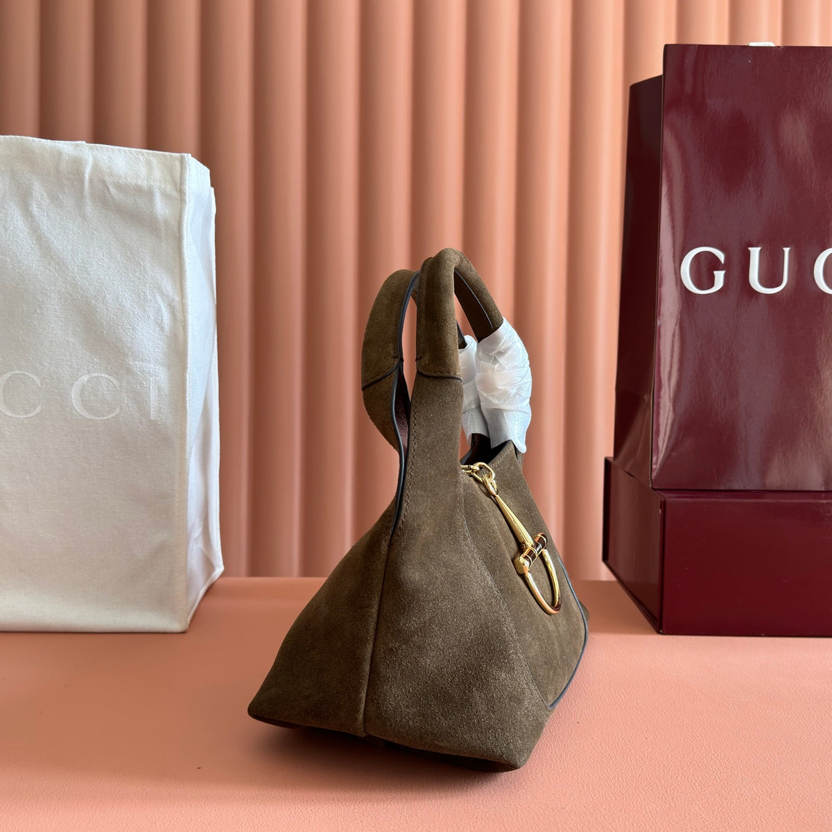 Equipped with a complete set of packaging, this Gucci Softbit series shoulder is ingeniously integrated with a large semi horseneck buckle design, a brand classic equestrian style accessory