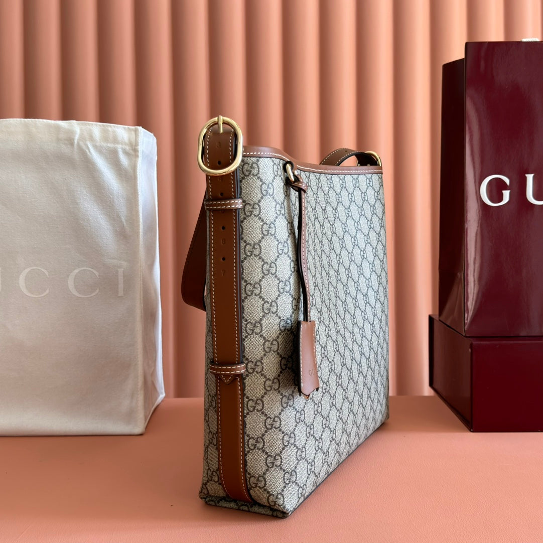 Equipped with a complete set of original packaging, the GG Emblem series reinterprets the brand's timeless elegance and exquisite craftsmanship. This water bucket bag features a woven cotton lining and an internal compartment for outstanding practicality