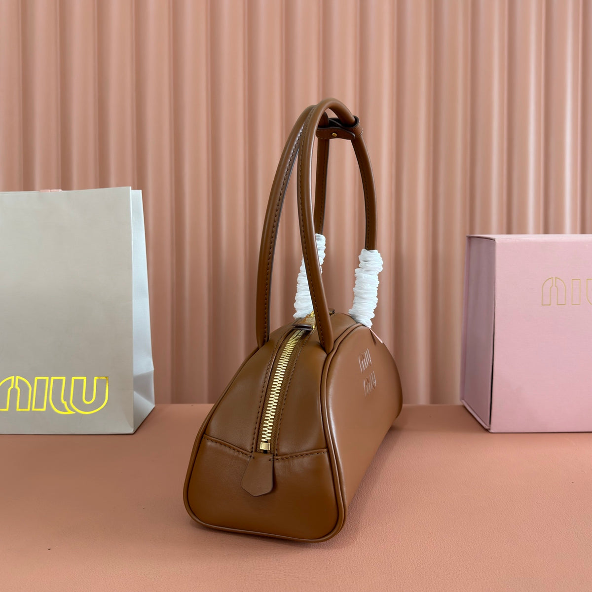 Premium hardware original leather Beau cowhide leather handbag, large size. Inspired by the classic bowling bag design, the Beau handbag is reinterpreted in this soft leather version, featuring a structured volume and sleek lines, embodying exquisite