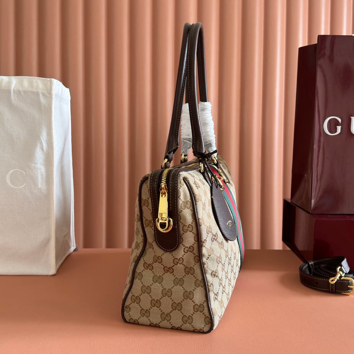 Original leather configuration with complete packaging for the 2026 spring/summer collection. The Gucci Borsetto collection is newly launched, cleverly combining the Italian word "borsa handbag" and the word "morsetto clasp". This handbag is made of