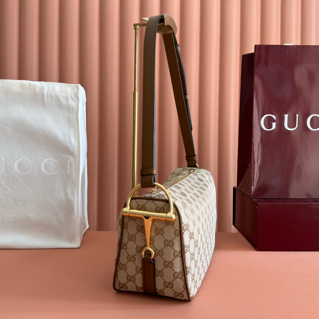 The original factory configuration, fully packaged, presents the Gucci Half Horsebit series in a modern style, reinterpreting one of the brand's most iconic elements. This series cleverly blends casual silhouettes with the iconic half-horsebit buckle