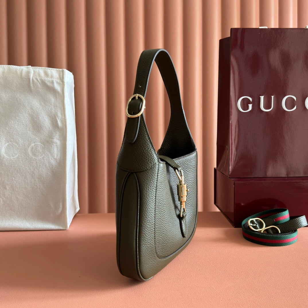 The packaging of this new Jackie series shoulder bag from Gujia is meticulously crafted with high-quality leather, showcasing the exquisite craftsmanship of the brand's classic shoulder bag. The crescent shaped and fashionable design features a light