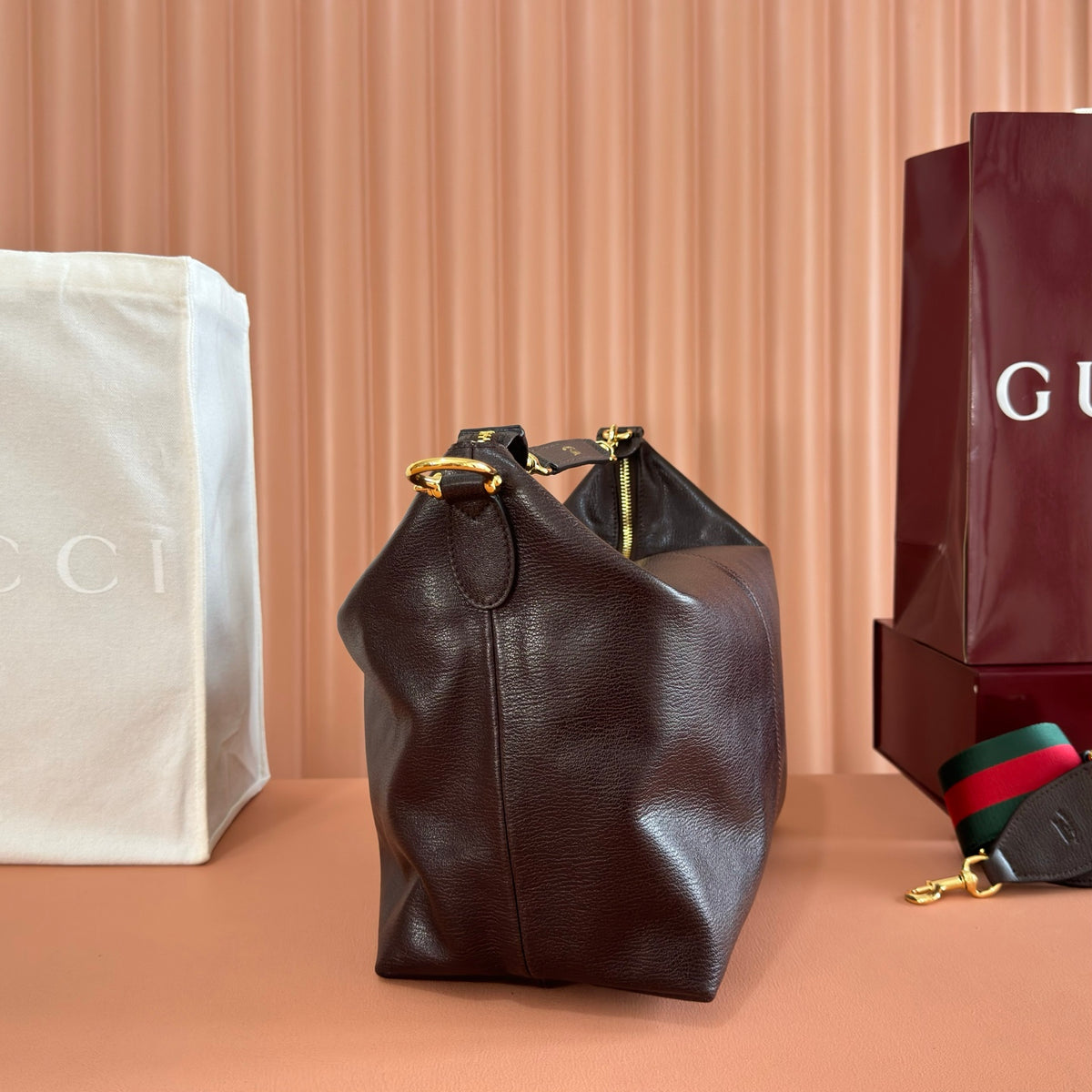Equipped with a complete set of packaging, the 2026 Spring/Summer collection is newly launched. The Brera collection is named after Milan's historic art district, blending casual elegance and versatile practicality. This handbag is made of lightweight