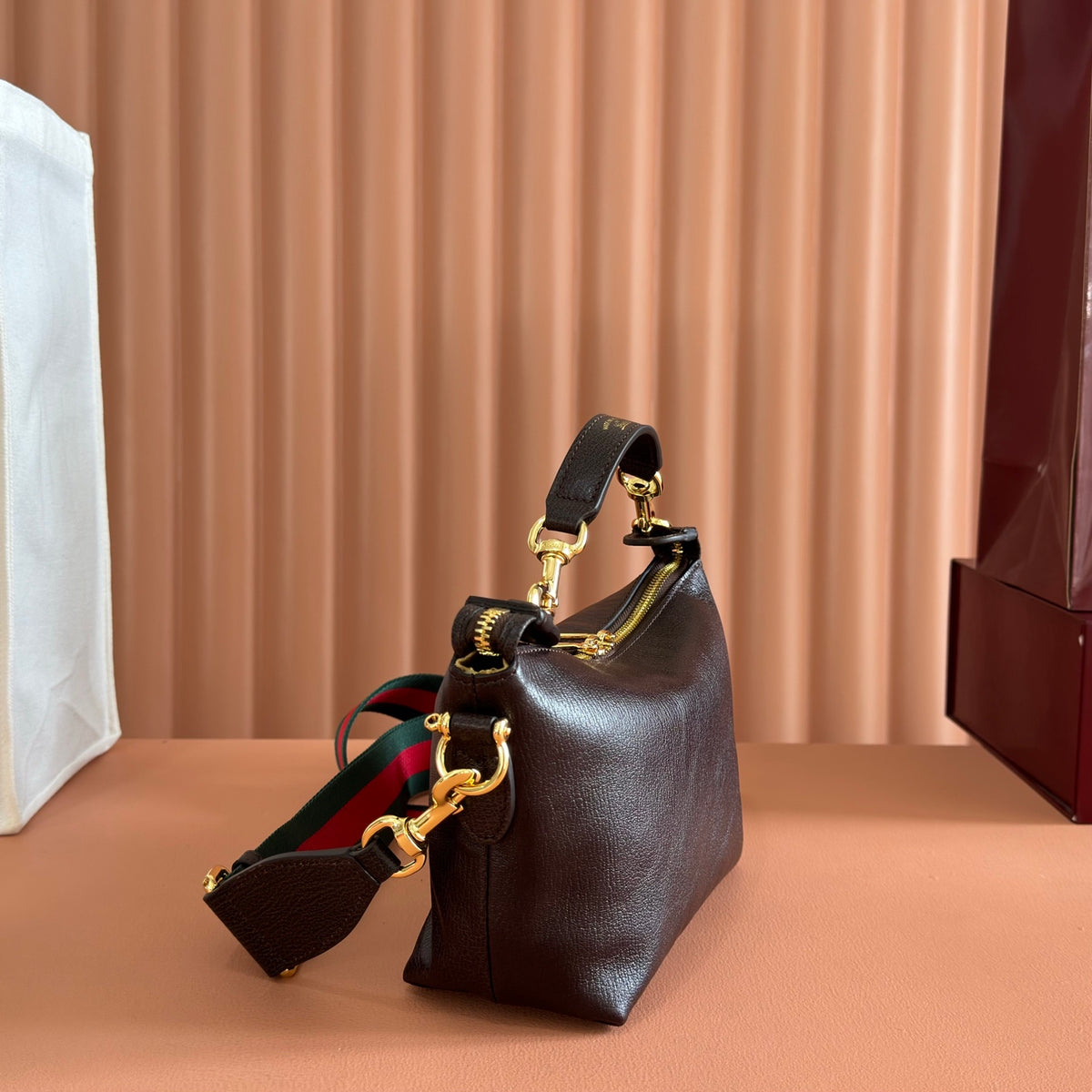 Equipped with a complete set of packaging, the 2026 Spring/Summer collection is newly launched. The Brera series is named after Milan's historic art district, blending casual elegance and versatile practicality. This handbag is made of soft leather and