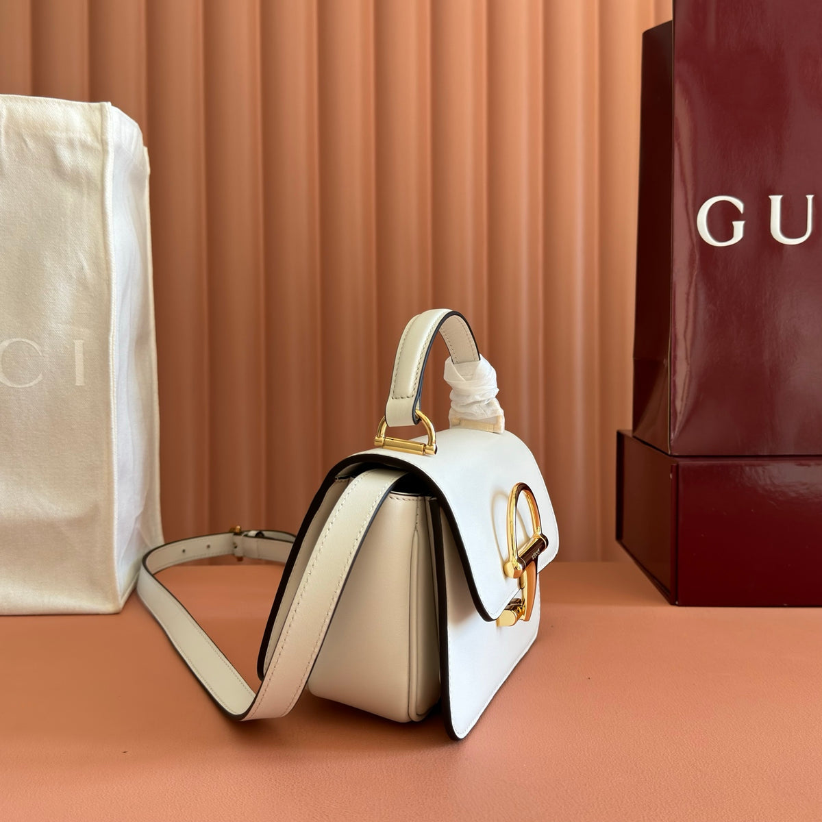 Complete packaging configuration: Gucci Siena series revitalizes the brand's classic horseclip elements to create a charming handbag item. This handbag is made of fine smooth leather and crafted with ingenuity to create a crisp shape that integrates the