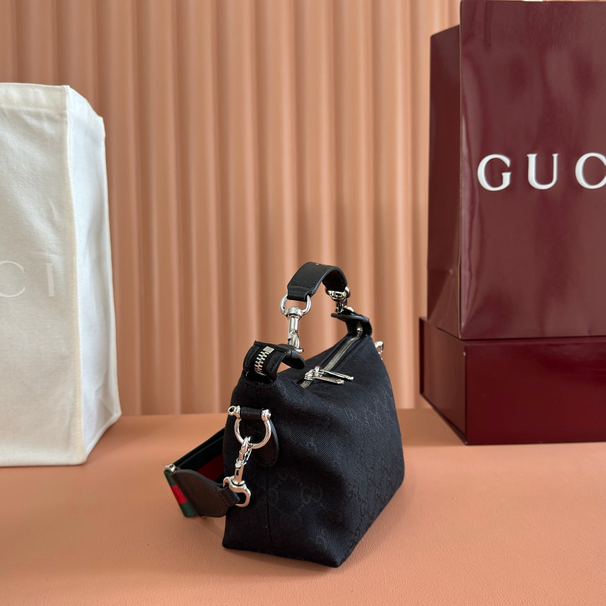 Equipped with a complete set of packaging, the 2026 Spring/Summer collection is newly launched. The Brera series is named after Milan's historic art district, blending casual elegance and versatile practicality. This handbag is made of soft leather and