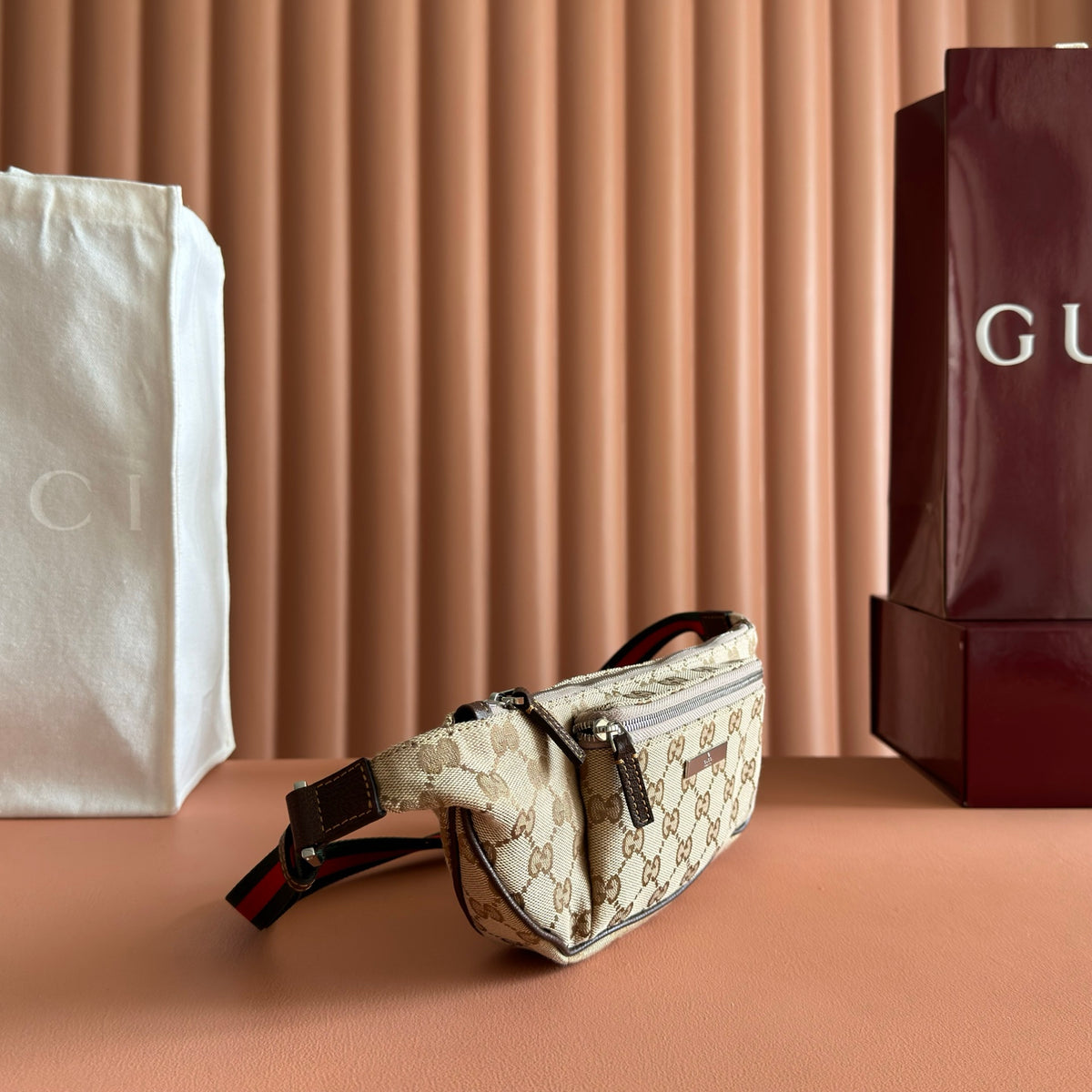 Original leather configuration with complete packaging. This item comes from the Gucci imavera series and Gucci Tag series. The design is synchronized with the city rhythm, color scheme, and compact shape, making this mini handbag a fashionable item for
