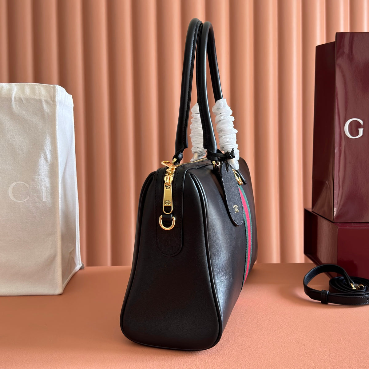 Original leather configuration with complete packaging for the 2026 spring/summer collection. The Gucci Borsetto collection is newly launched, cleverly combining the Italian word "borsa handbag" and the word "morsetto clasp". This handbag is made of