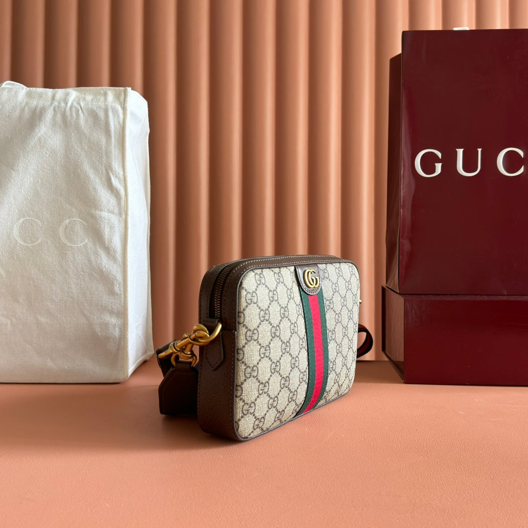 Original leather with full set of packaging, Ophidia series GG shoulder bag 9C2ST. This Ophidia series shoulder bag inherits the timeless design, crafted with traditional beige and ebony GG Supreme canvas materials inspired by vintage designs from the