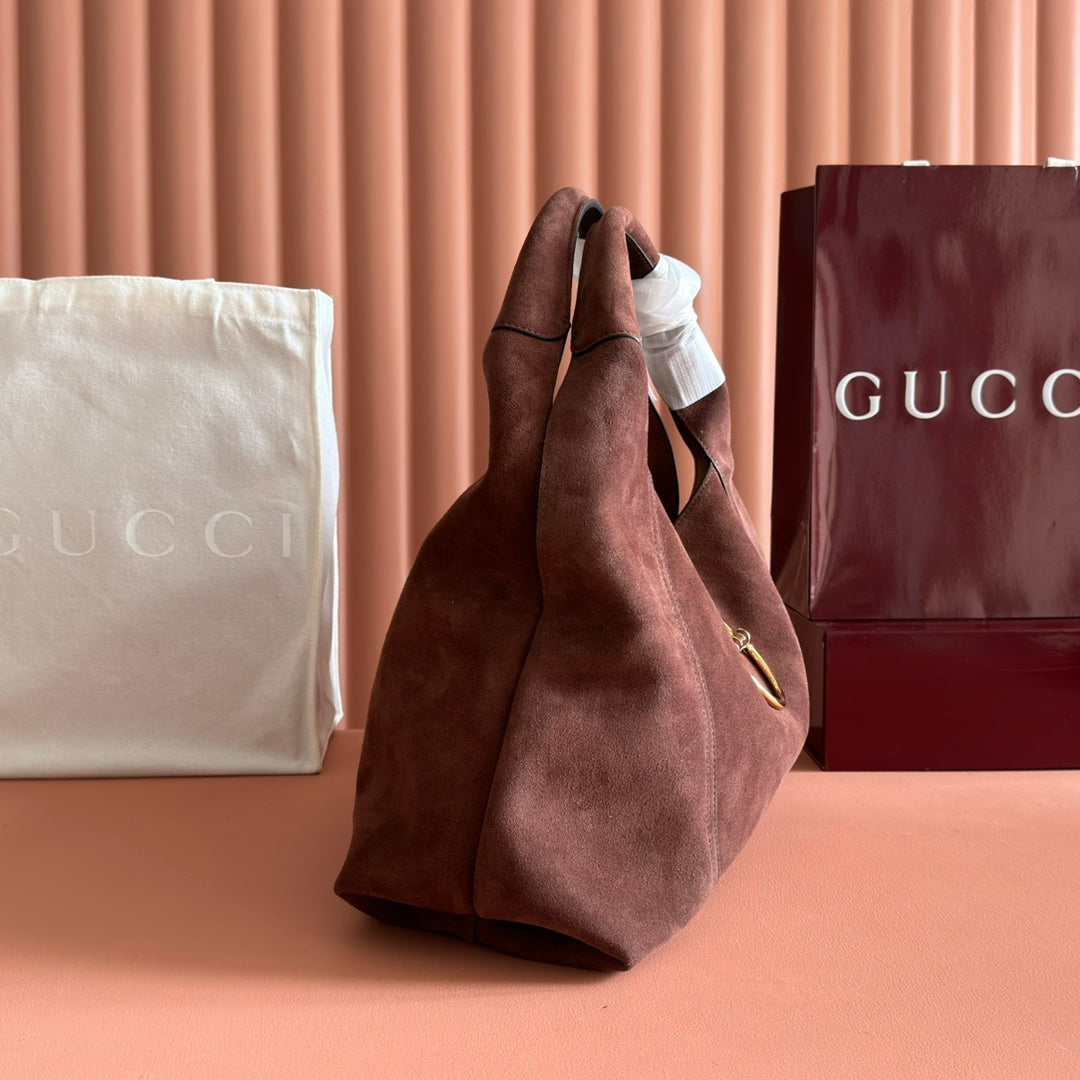 This Gucci Softbit series shoulder bag seamlessly integrates the brand's classic equestrian style with a large half-horse buckle design. This large shoulder bag comes with a detachable clutch bag