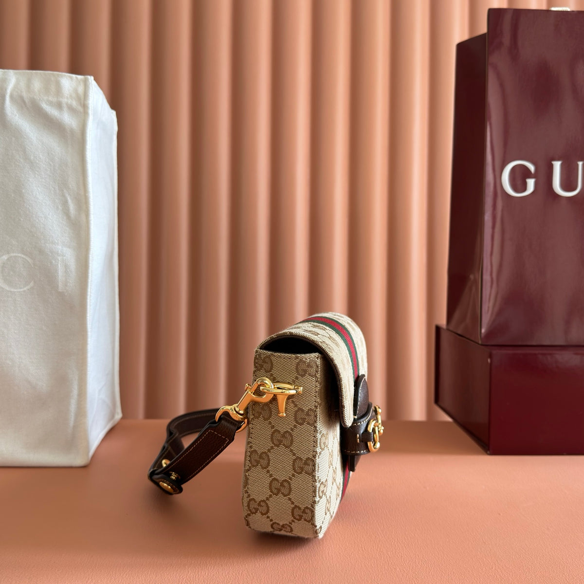 Comes with a full set of original packaging, the Gucci Horsebit 1955 series handbag from the 2026 Spring/Summer collection is newly launched. It interprets with a soft and smooth silhouette. The bag body is crafted from lightweight and crisp GG canvas