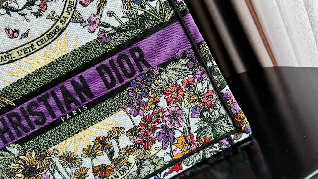Di.or's latest four season collection of Tote features natural element embroidery that is elegant and grand. Placed separately, it is a glowing artwork with a unique pixel style. The exquisite and cute embroidery makes the entire bag very eye-catching