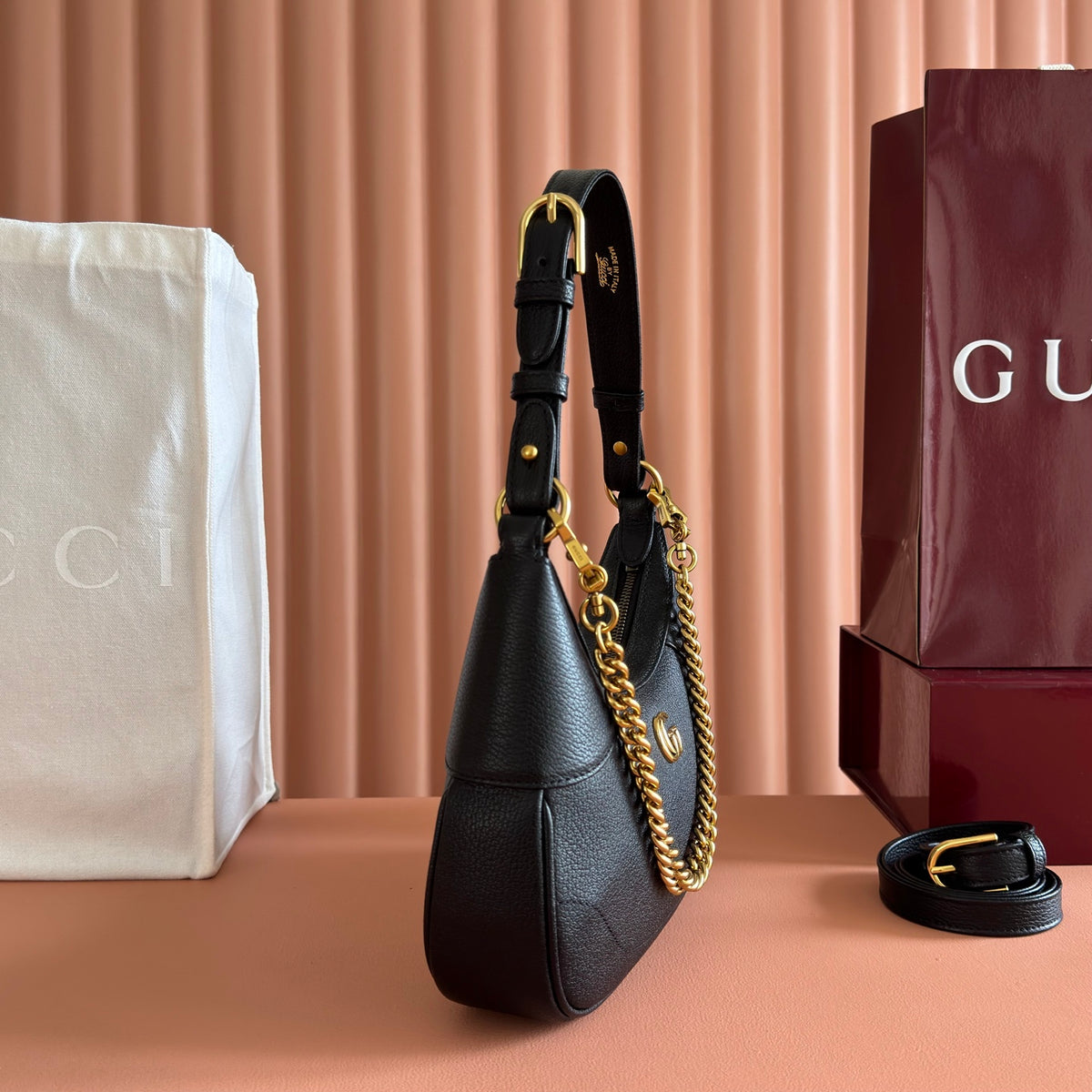 The Gucci Cosmogonie collection, featuring original leather and complete packaging, made its debut at the historic Monte Castle in Italy. Aesthetic elements from different eras and geographical locations complemented each other on the runway, connecting