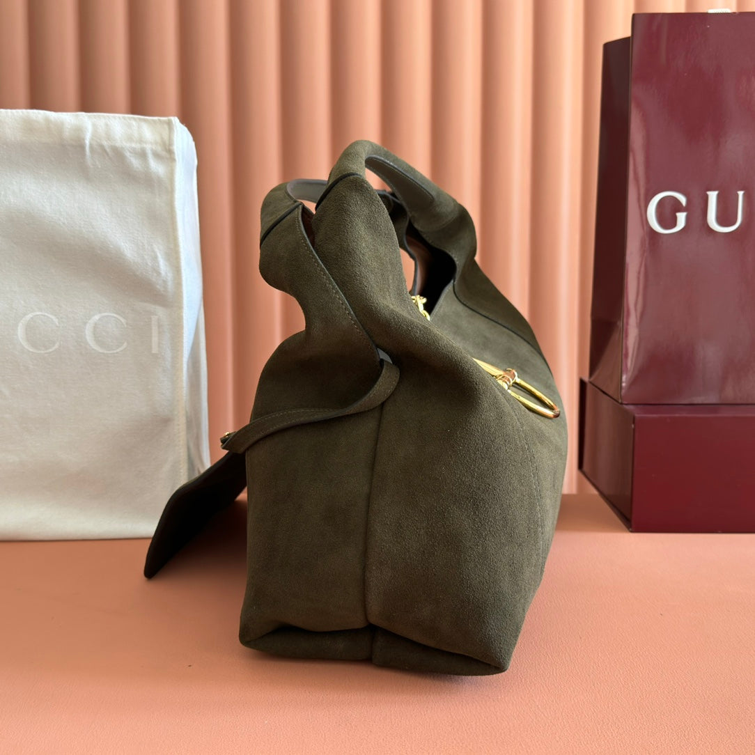 This Gucci Softbit series shoulder bag seamlessly integrates the brand's classic equestrian style with a large half-horse buckle design. This large shoulder bag comes with a detachable clutch bag