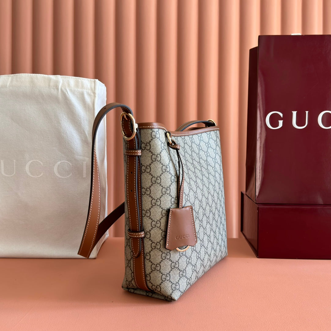 Comes with a full set of original packaging, the GG Emblem series redefines the brand's timeless elegance and exquisite craftsmanship. This shoulder bag features a signature GG monogram pattern on coated fabric, paired with a woven strap and cotton lining