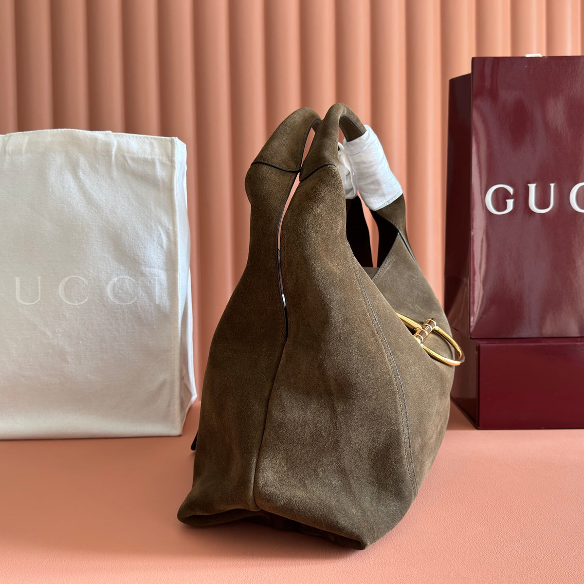 This Gucci Softbit series shoulder bag seamlessly integrates the brand's classic equestrian style with a large half-horse buckle design. This large shoulder bag comes with a detachable clutch bag