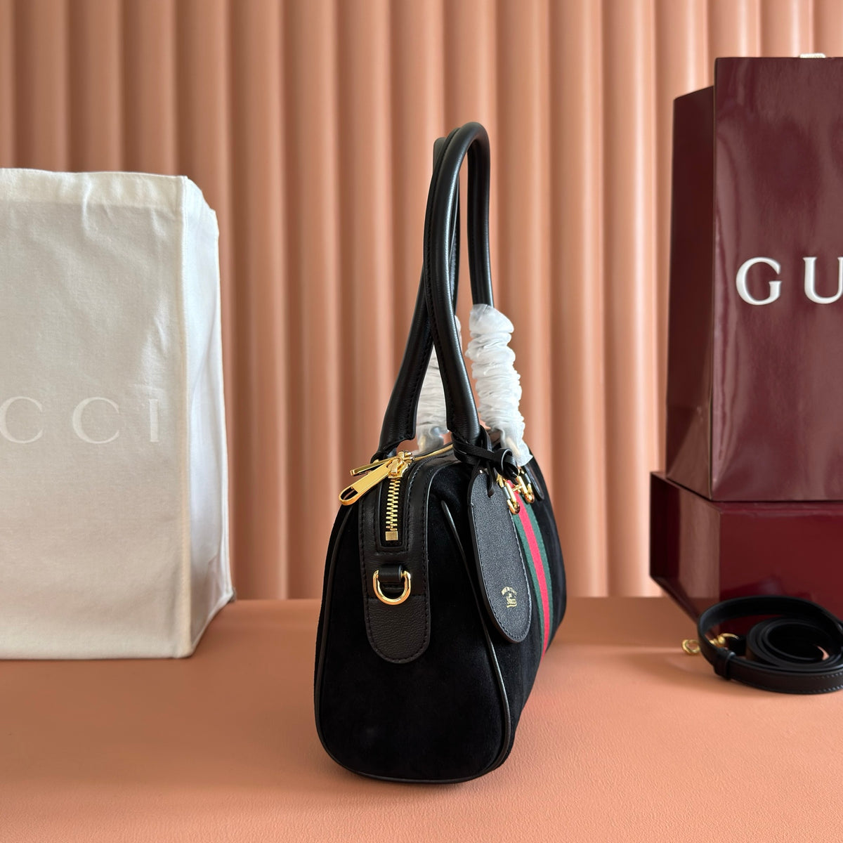 Comes with original factory packaging and a full set of accessories. This small handbag reinterprets the classic silhouette, featuring the brand's signature woven strap and canvas details, as well as soft materials. The dark brown leather edging paired
